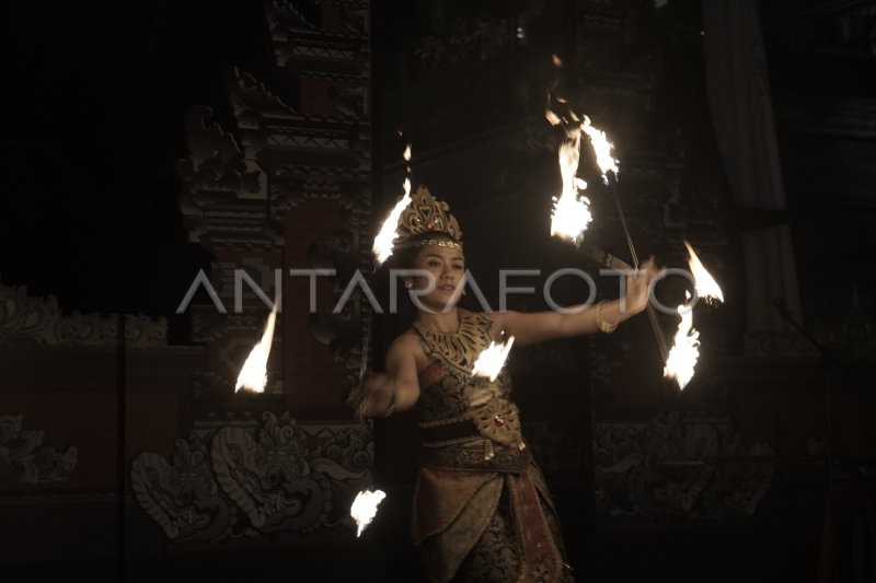 PEMENTASAN TARIAN API DI BALI ANTARA Foto