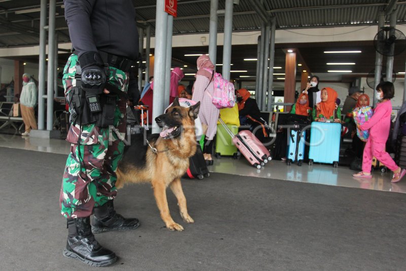 PENGAMANAN STASIUN KERETA API ANTARA Foto