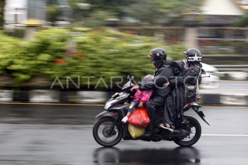 CUACA EKSTREM JELANG PERGANTIAN TAHUN ANTARA Foto