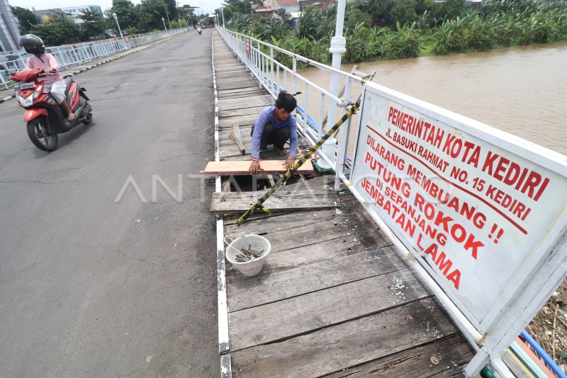 Perbaikan Jembatan Cagar Budaya Di Kediri Antara Foto