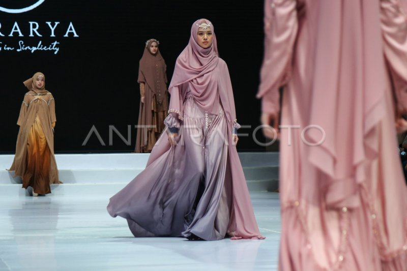 PERAGAAN BUSANA INDONESIA FASHION WEEK 2023 ANTARA Foto