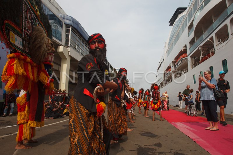 Kapal Pesiar Mv Seabourn Sojourn Berkunjung Di Surabaya Antara Foto