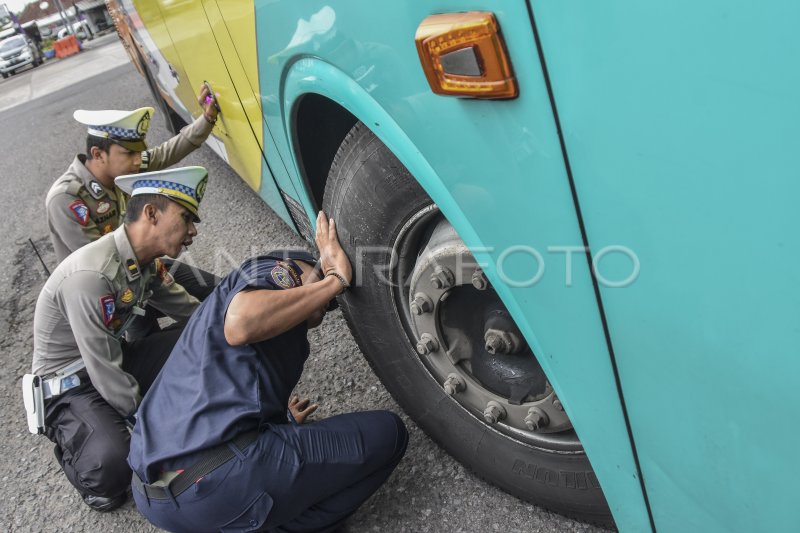 Uji Kelayakan Armada Bus Antara Foto