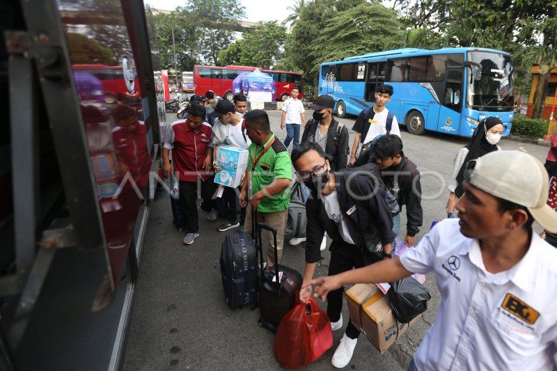 AWAL MUDIK DI TERMINAL KAMPUNG RAMBUTAN ANTARA Foto