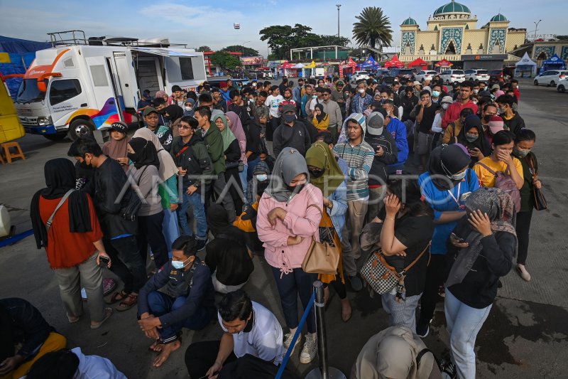 LAYANAN PENUKARAN UANG DI REST AREA TOL ANTARA Foto