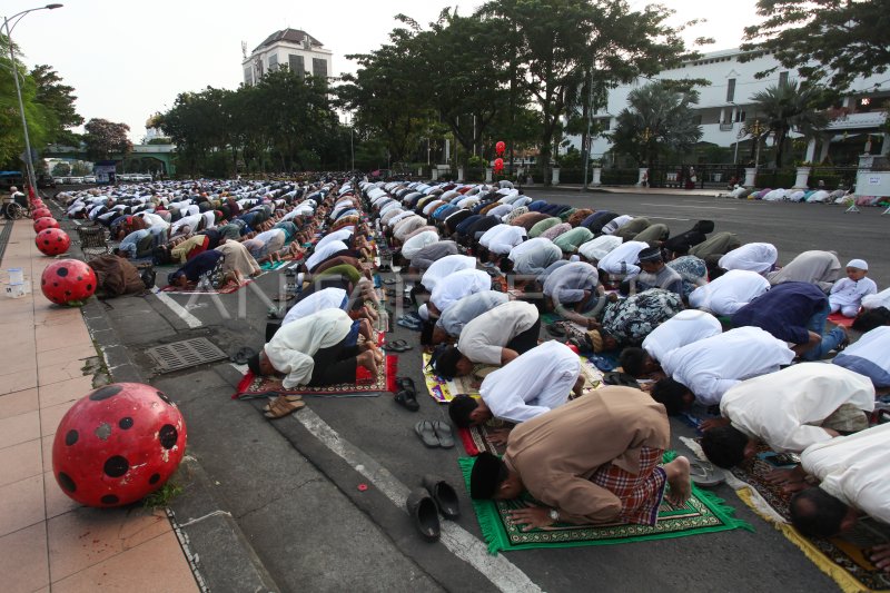 SHALAT IDUL FITRI WARGA MUHAMMADIYAH KOTA SURABAYA ANTARA Foto