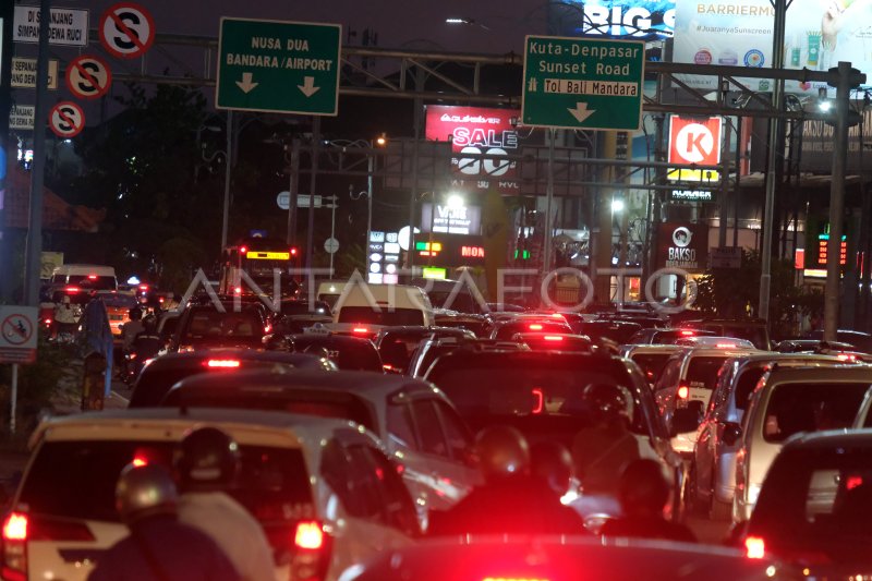 Kemacetan Di Kawasan Kuta Bali Antara Foto