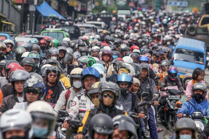 Kepadatan Jalur Wisata Puncak Bogor ANTARA Foto