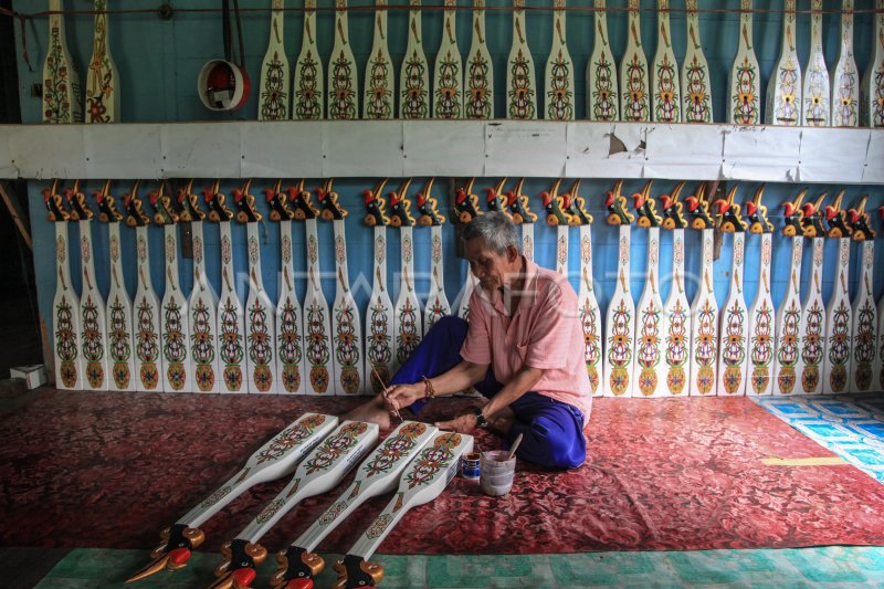 Kerajinan Alat Musik Tradisional Kecapi Dayak Kalteng Antara Foto