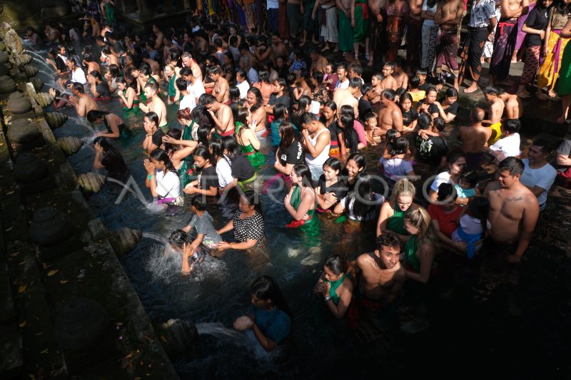 Ritual Melukat Saat Banyu Pinaruh Di Bali ANTARA Foto