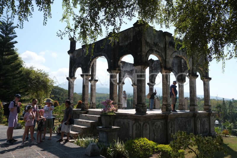 Kunjungan Wisata Di Taman Soekasada Ujung ANTARA Foto