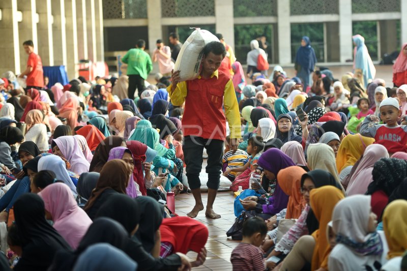 Pembagian Zakat Di Masjid Istiqlal Antara Foto