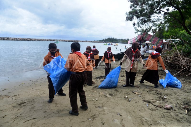 PRAMUKA AKSI BERSIH PANTAI DAN CINTA LAUT ANTARA Foto