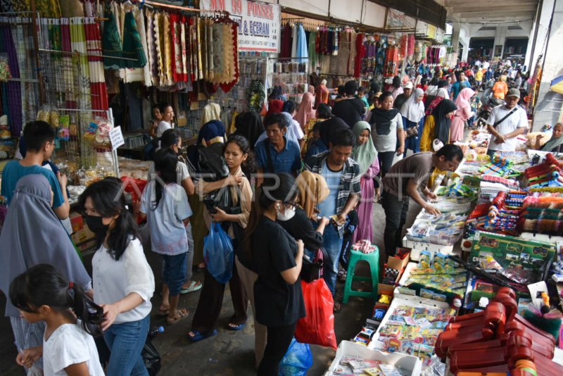 PASAR CENTRAL MEDAN RAMAI JELANG LEBARAN ANTARA Foto