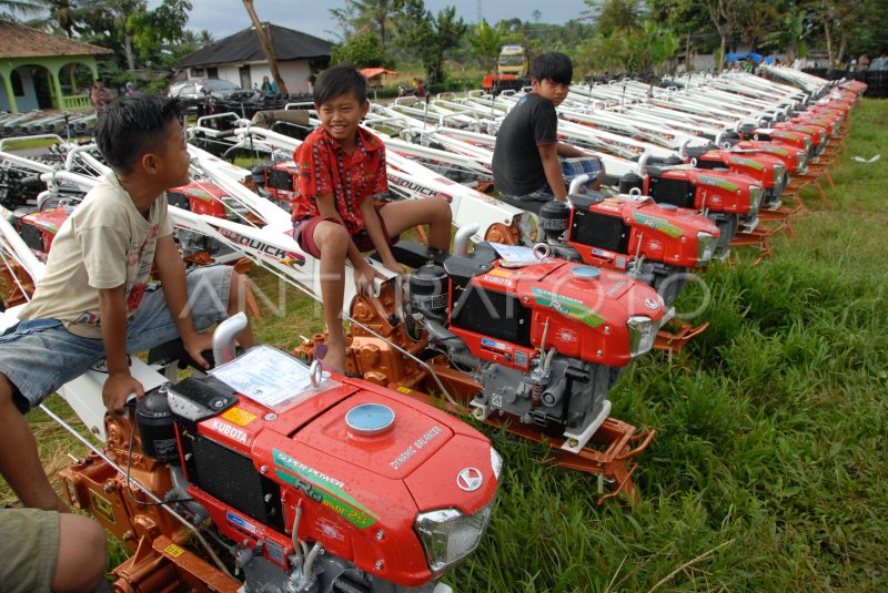 Bantuan Traktor Antara Foto