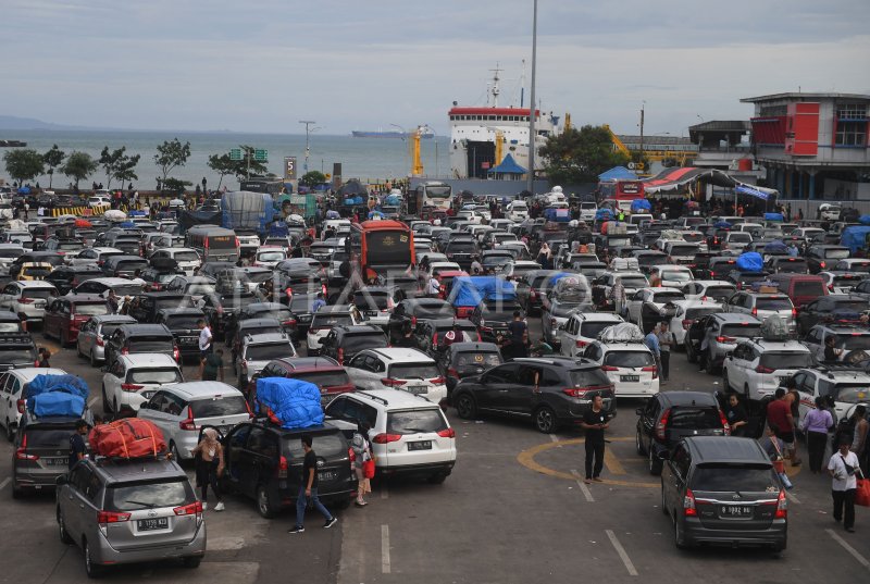 PUNCAK ARUS MUDIK PELABUHAN MERAK ANTARA Foto