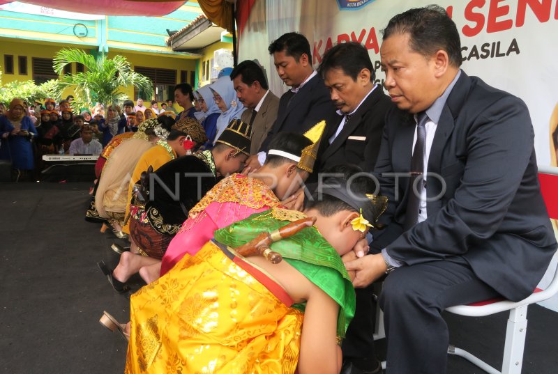 Sungkeman Wisuda Siswa Sdn Pengasinan Viii Antara Foto