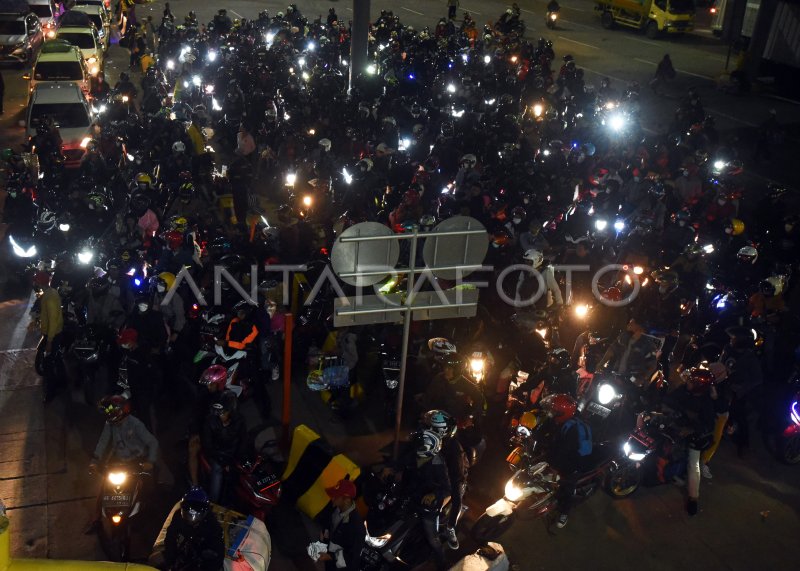 Pemudik Bersepeda Motor Padati Merak Antara Foto