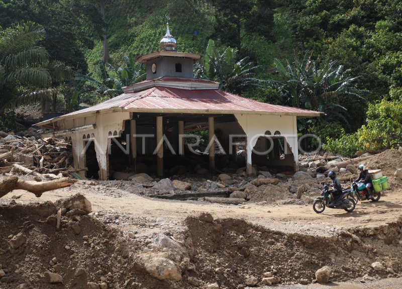 DAMPAK BANJIR BANDANG DAN LONGSOR DI MAMUJU ANTARA Foto