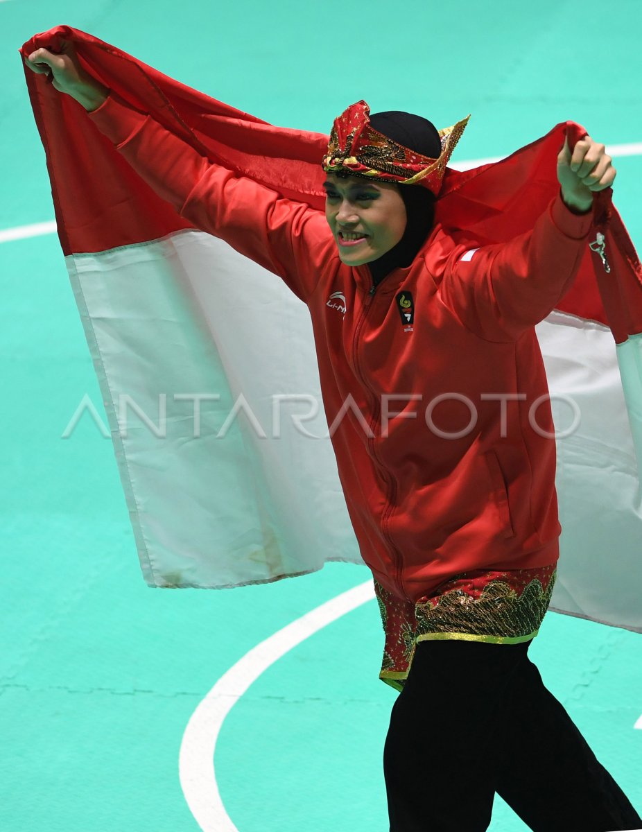 MEDALLAS DE ORO SILUETA ARTE ÚNICA HIJA INDONESIA ANTARA Foto