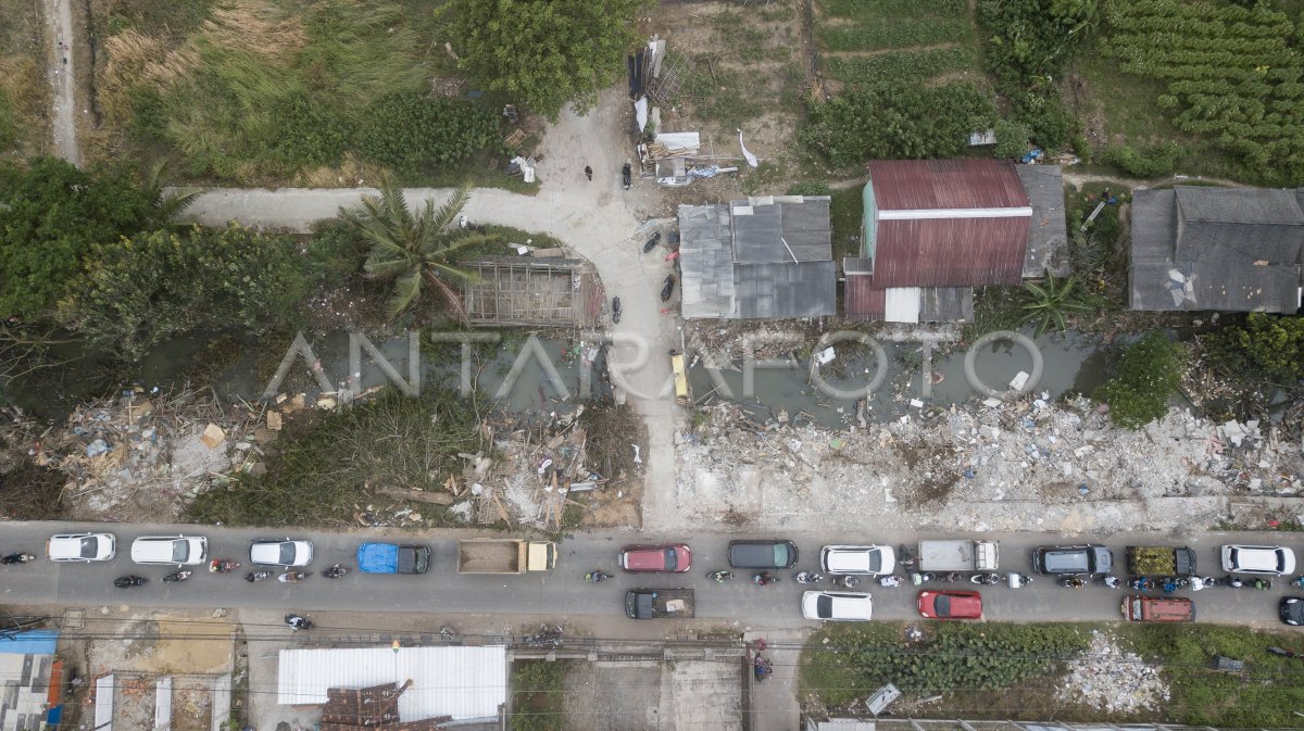 Pembongkaran bangunan di bantaran Kali Kabupaten Bekasi
