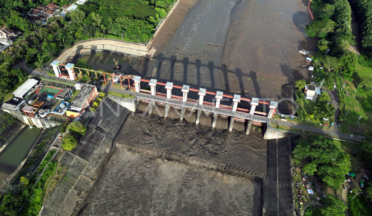 PERAWATAN WADUK PLTA LODOYO BLITAR