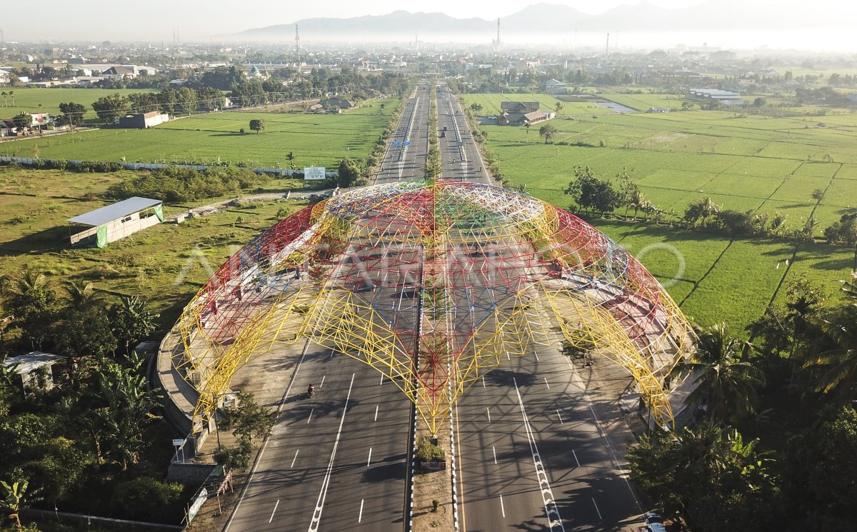 GAPURA TEMBOLAK IKON BARU KOTA MATARAM | ANTARA Foto