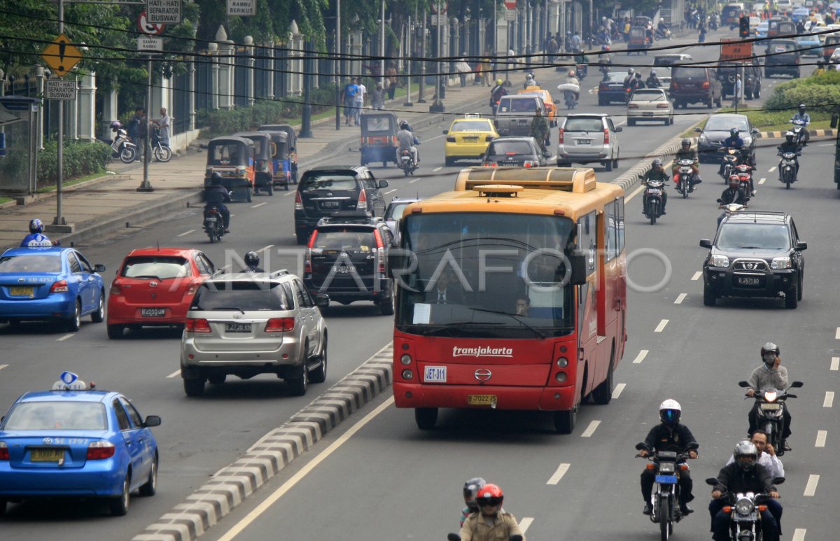 BUSWAY ROUTE SWITCHING | ANTARA Foto