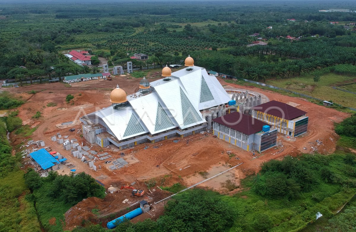 LA CONSTRUCCIÓN DE LA MEZQUITA AGUNG DHARMASRAYA | ANTARA Foto