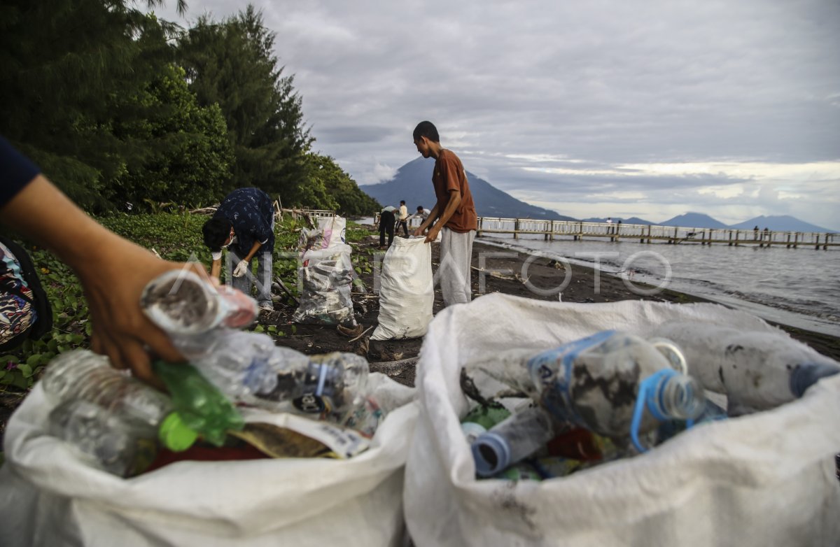 Aksi bersih-bersih sampah di Pantai Kastela Ternate