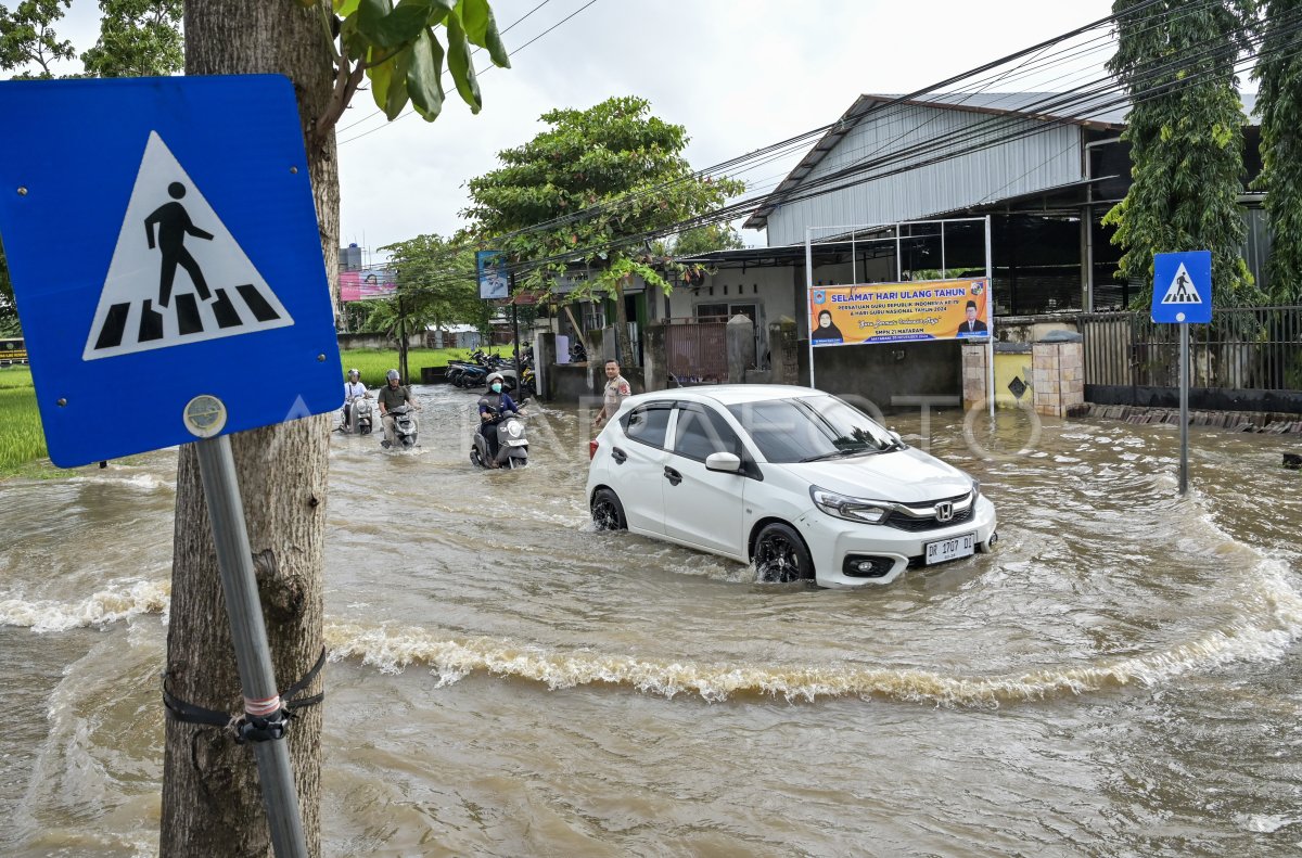 Hujan lebat akibatkan banjir di Mataram