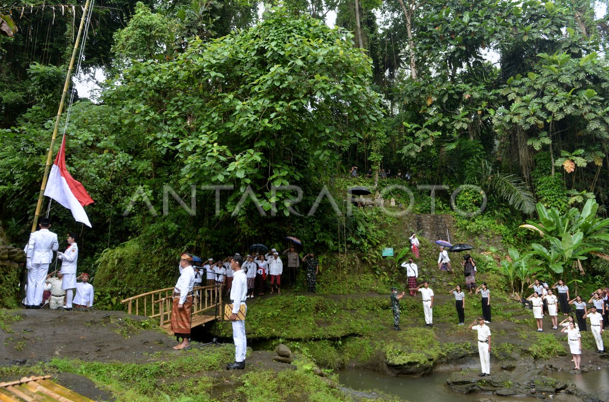 FLAG CEREMONY IN RIVER | ANTARA Foto