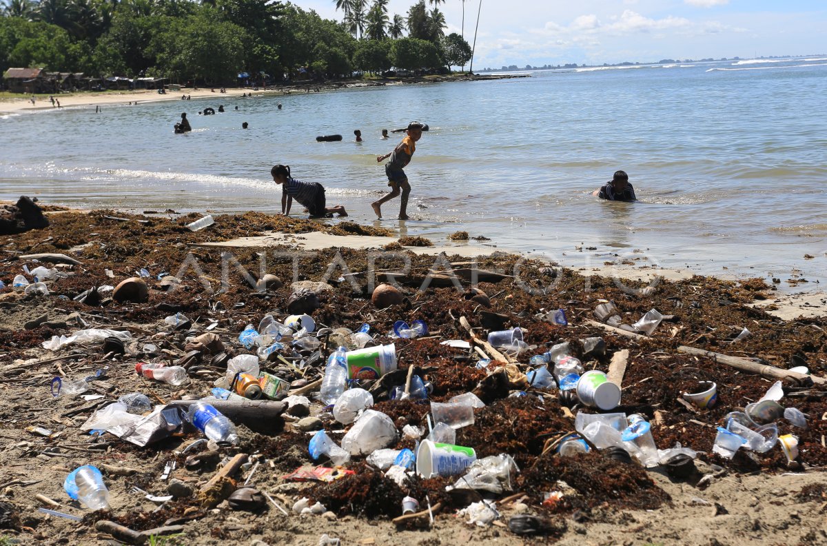 Sampah pantai pascalibur lebaran di Aceh Barat