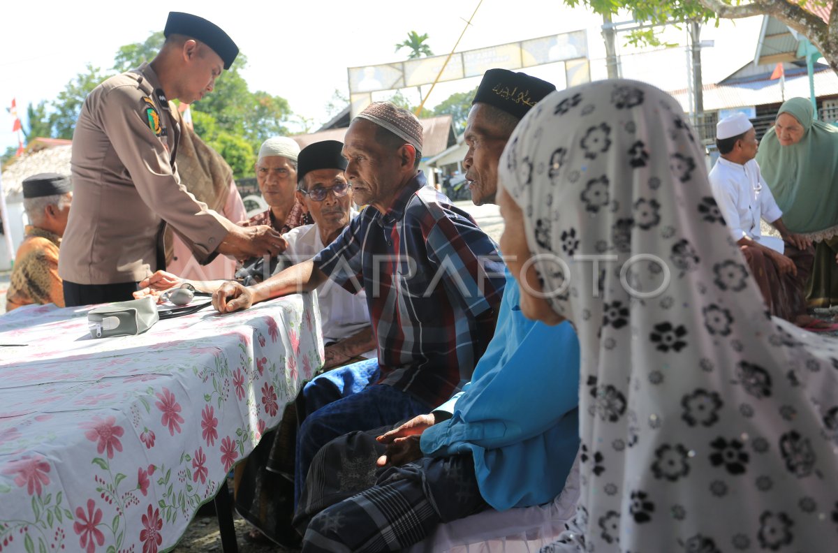 Pengobatan gratis di pondok pesantren di Aceh Barat ANTARA Foto