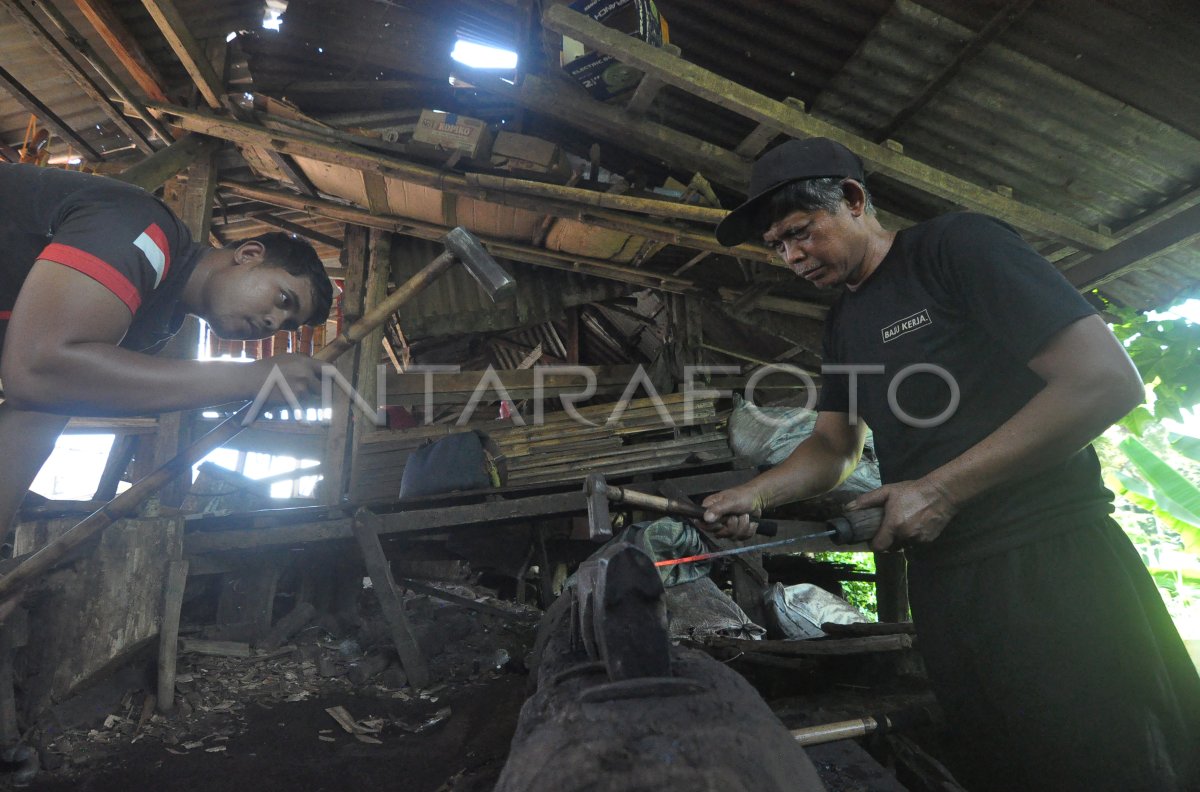 Omset pandai besi tradisional naik jelang Idul Adha