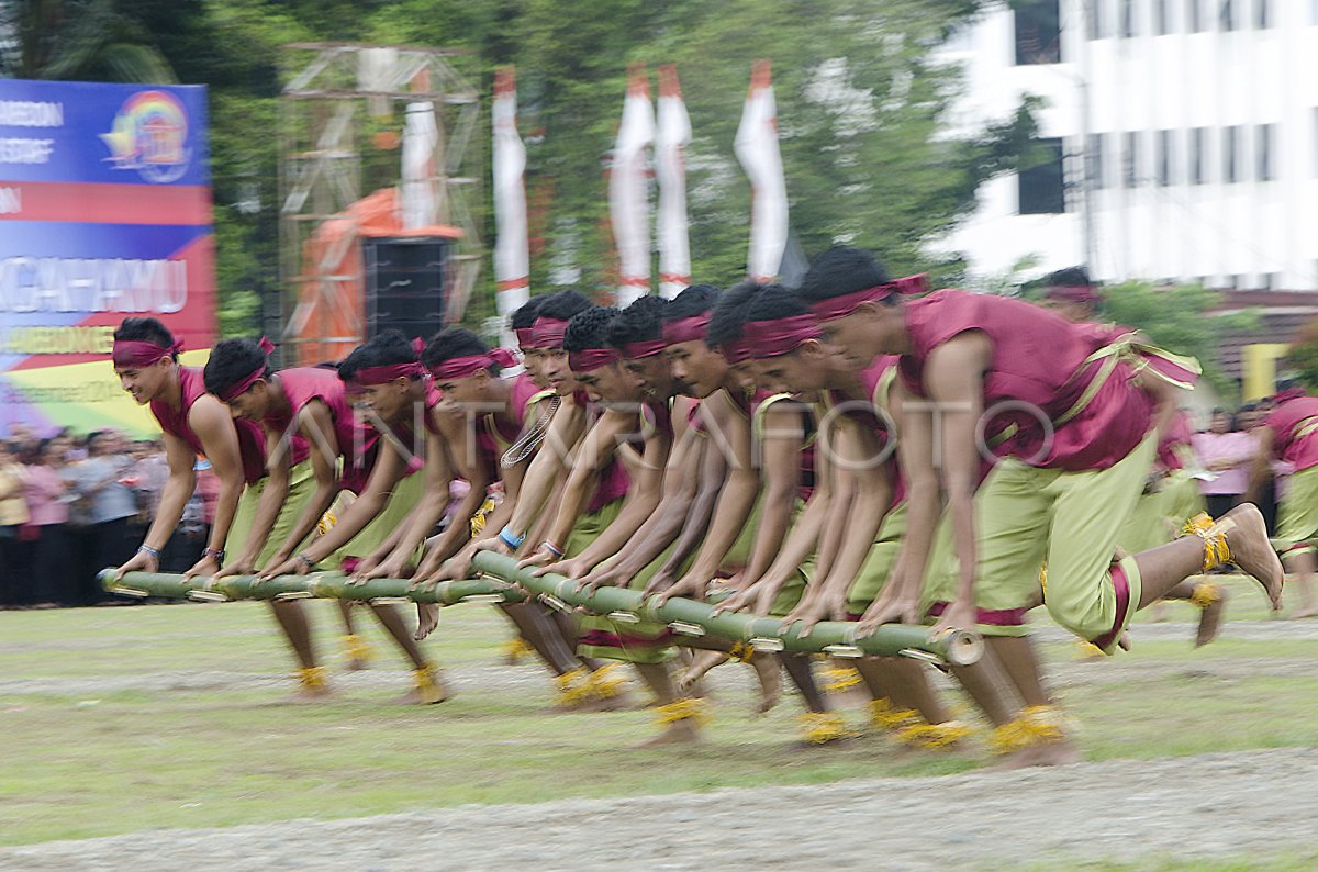 CRAZY BAMBOO DANCE | ANTARA Foto