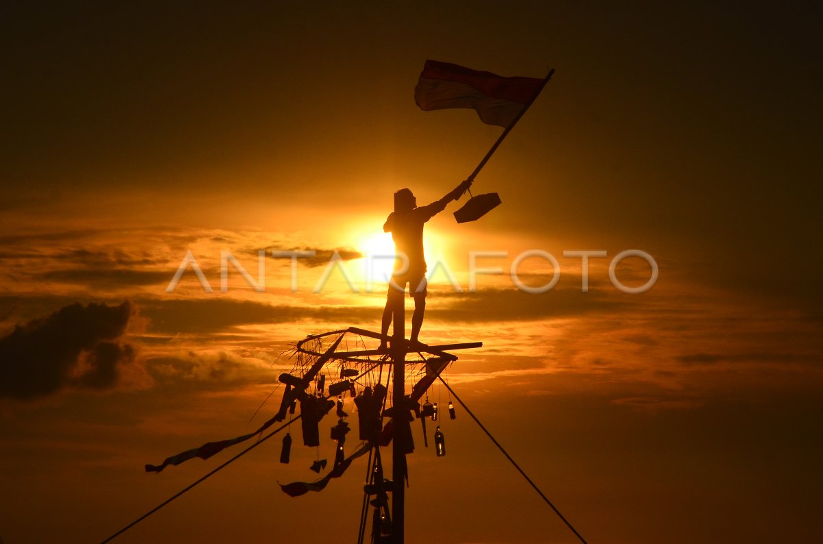 PANJAT PINANG DI LAUT