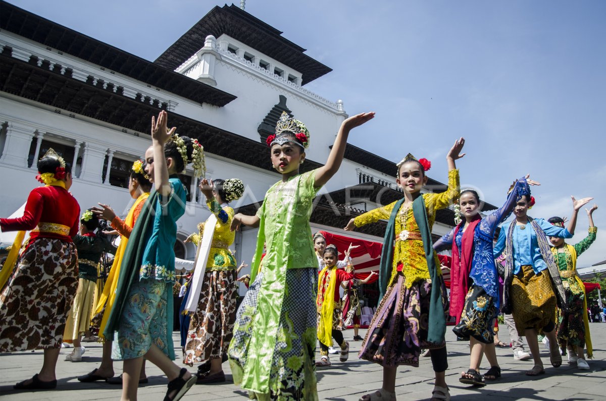 KESENIAN NGIBING RONGGENG GUNUNG | ANTARA Foto