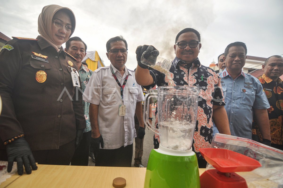 Pemusnahan Barang Bukti Kejahatan Di Bengkulu | ANTARA Foto