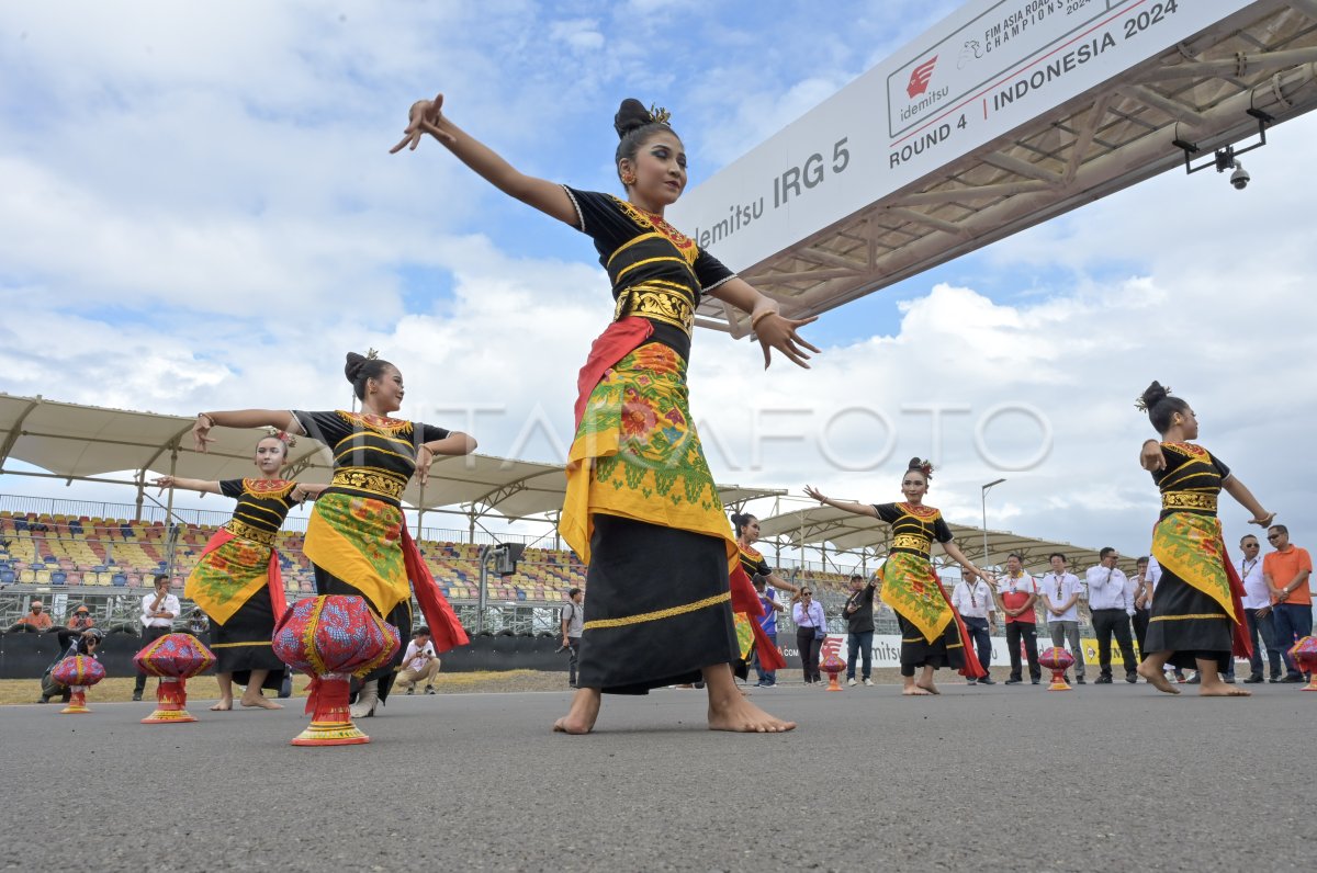 Atraksi tari budaya Lombok di final race ARRC 2024 Mandalika
