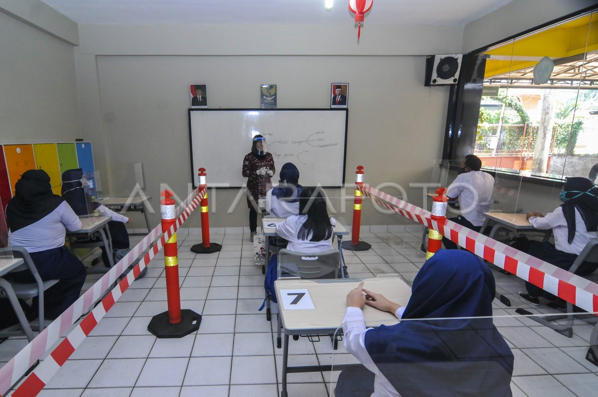 SIMULATION OF ACTIVITIES IN SCHOOL TOWARDS NEW NORMAL | ANTARA Foto