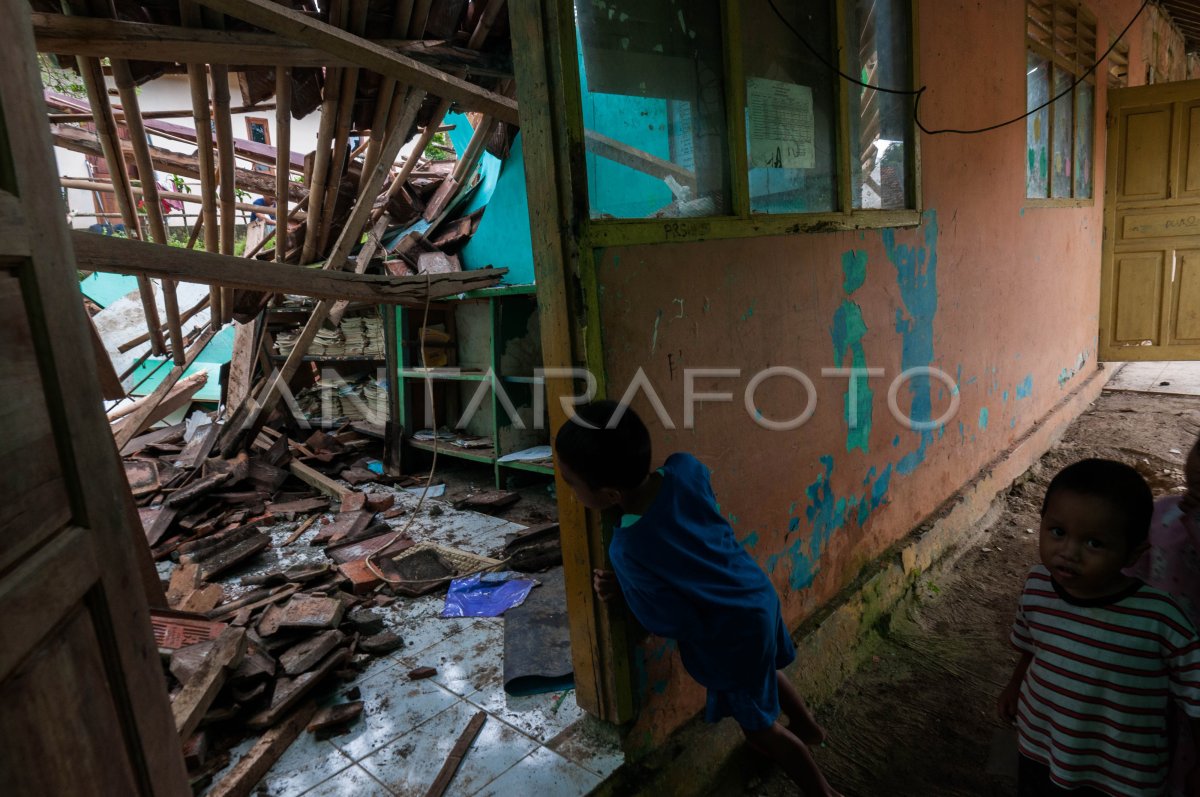 ROOFING SCHOOL CLASSROOM COLLAPSE | ANTARA Foto