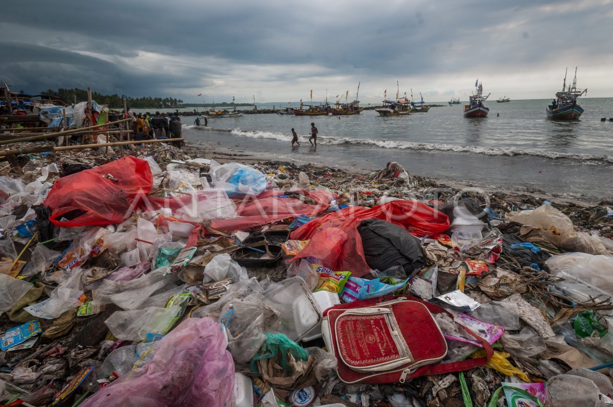 SAMPAH DI PESISIR PANTAI