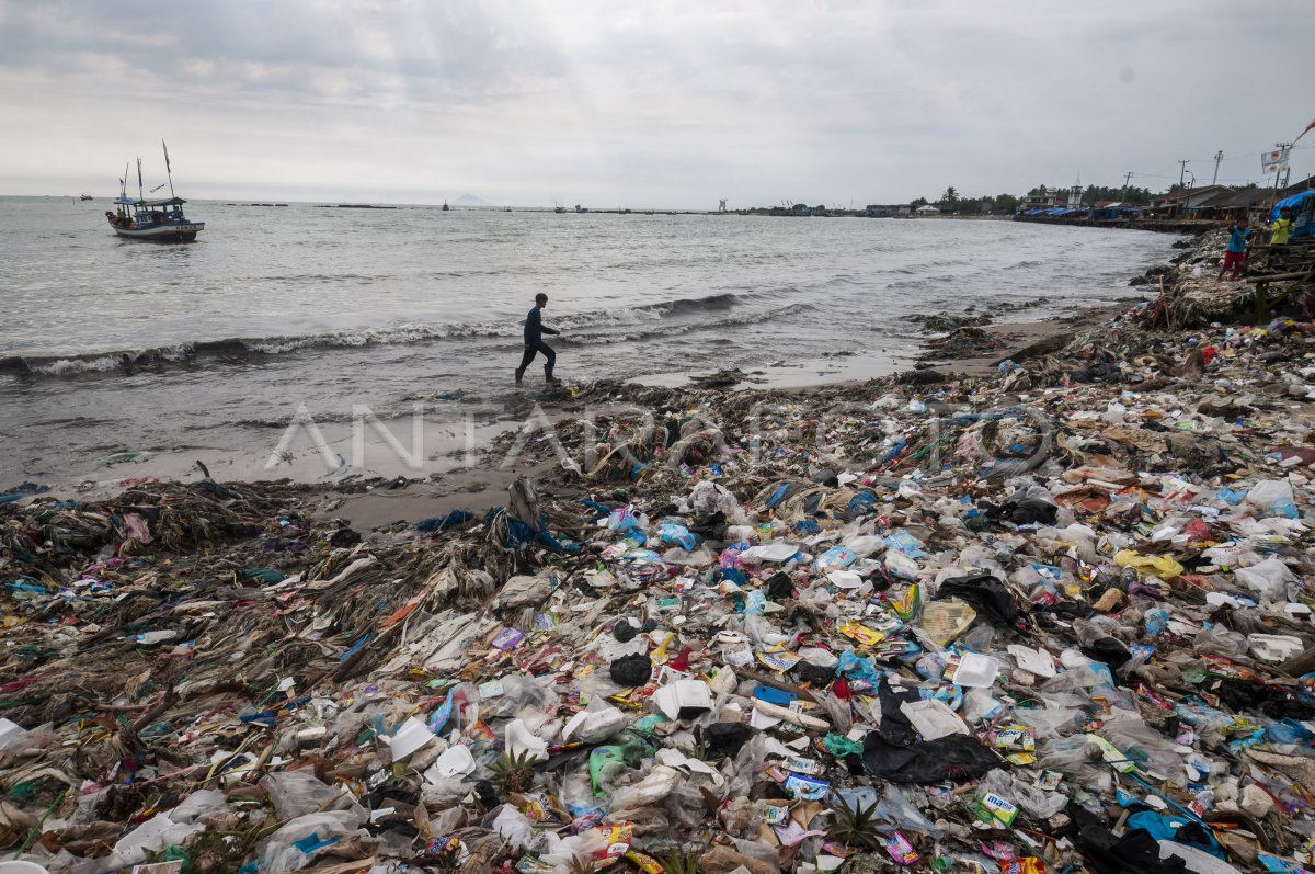 SAMPAH DI PESISIR PANTAI