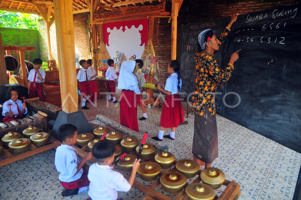 SISWA LEARNING WAYANG AND GAMELAN | ANTARA Foto