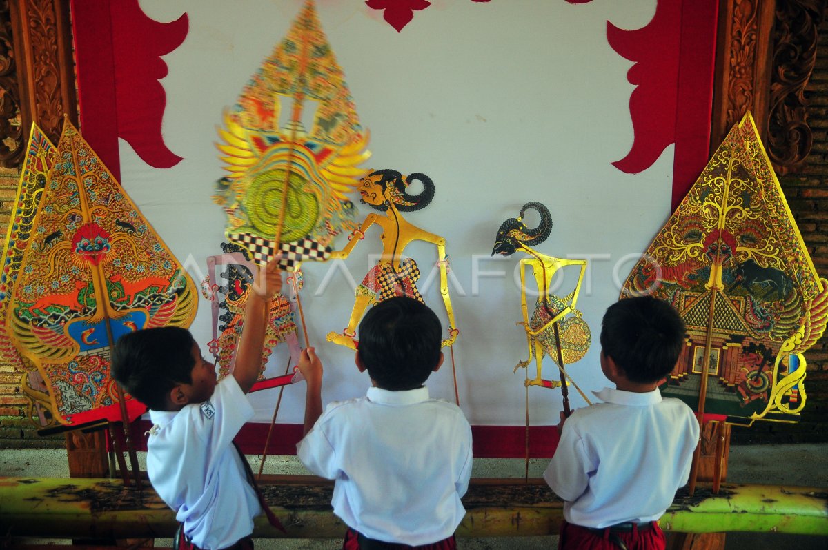 SISWA LEARNING WAYANG AND GAMELAN | ANTARA Foto