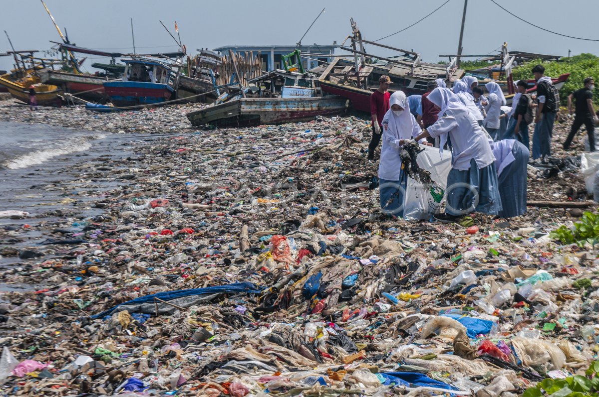 Aksi bersih-bersih di pantai Labuan
