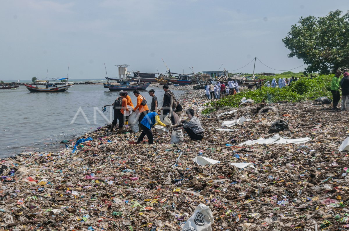 Aksi bersih-bersih di pantai Labuan