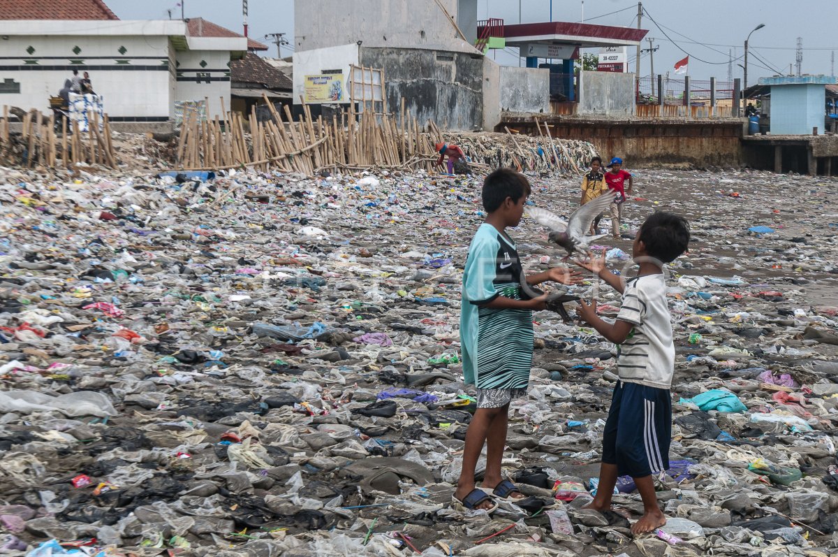Pantai Labuan kembali dipenuhi sampah