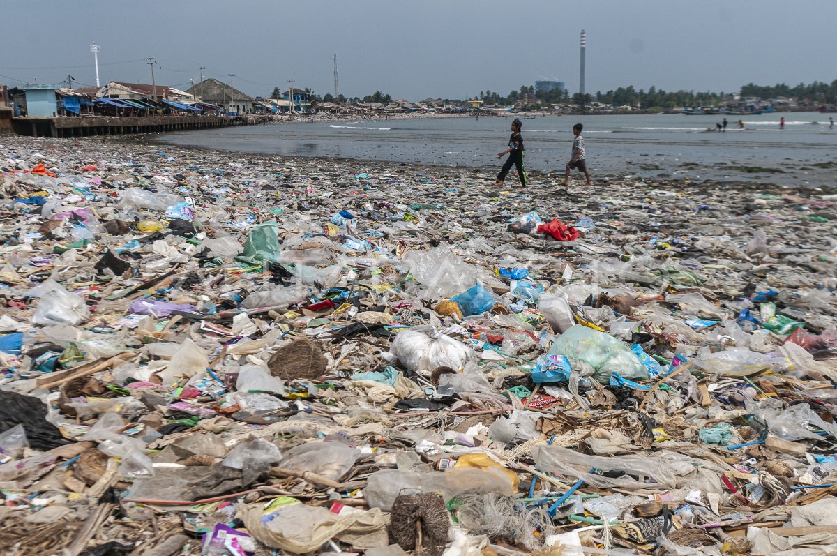 Pantai Labuan kembali dipenuhi sampah